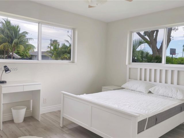 Home for rent at 909 SW 9th Ave - photo 7453274