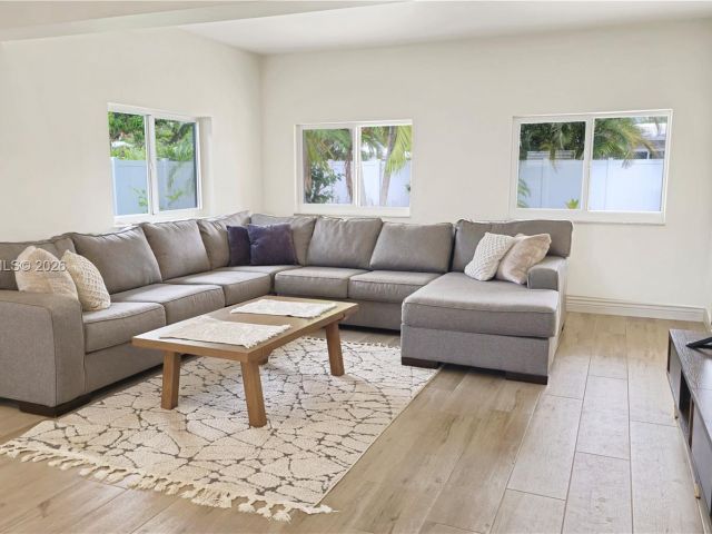 Home for rent at 909 SW 9th Ave - photo 7453276