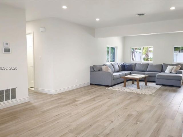 Home for rent at 909 SW 9th Ave - photo 7453280