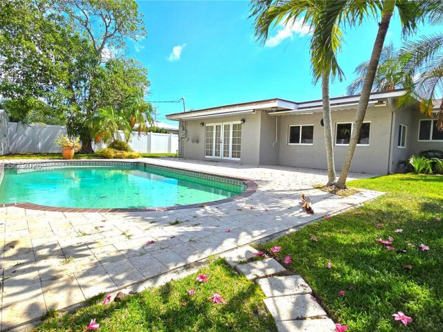 Home for rent at 909 SW 9th Ave - photo 7453282