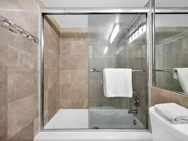 2-bedroom condo for sale in Miami Beach - 5225 Collins Ave 1214 - MondialRealty