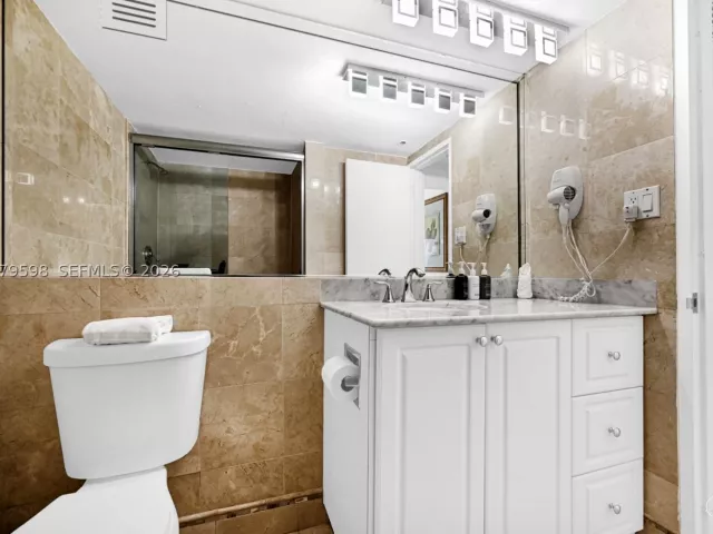 2-bedroom condo for sale in Miami Beach - 5225 Collins Ave 1214 - MondialRealty