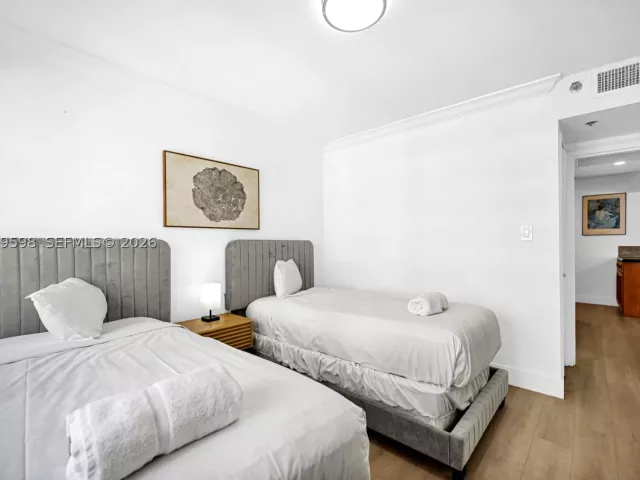 2-bedroom condo for sale in Miami Beach - 5225 Collins Ave 1214 - MondialRealty