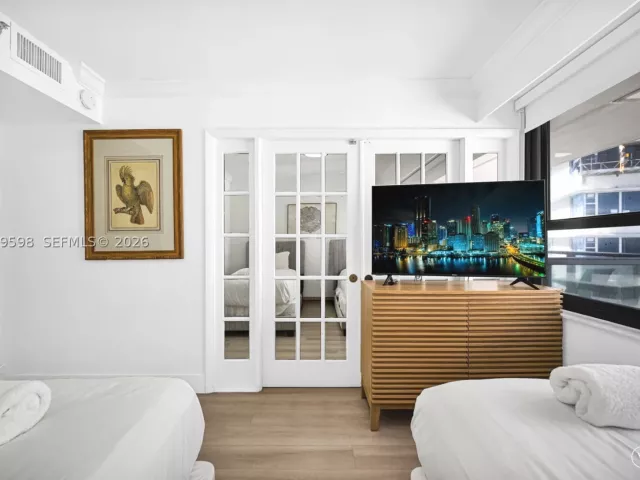 2-bedroom condo for sale in Miami Beach - 5225 Collins Ave 1214 - MondialRealty