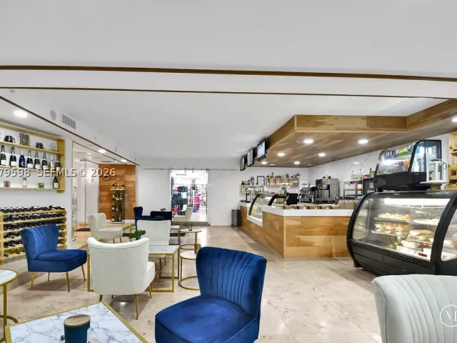 2-bedroom condo for sale in Miami Beach - 5225 Collins Ave 1214 - MondialRealty