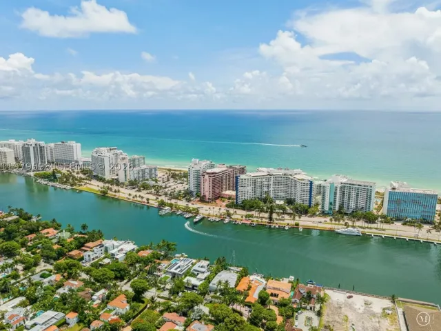 2-bedroom condo for sale in Miami Beach - 5225 Collins Ave 1214 - MondialRealty
