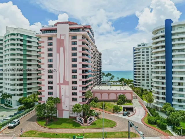 2-bedroom condo for sale in Miami Beach - 5225 Collins Ave 1214 - MondialRealty