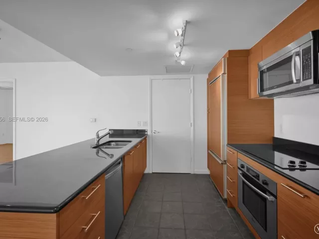 3-bedroom condo for rent in Miami - 50 Biscayne Blvd 3802 - MondialRealty