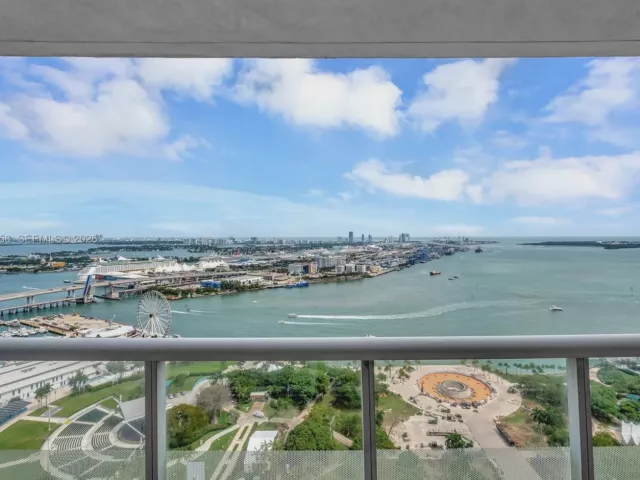 3-bedroom condo for rent in Miami - 50 Biscayne Blvd 3802 - MondialRealty