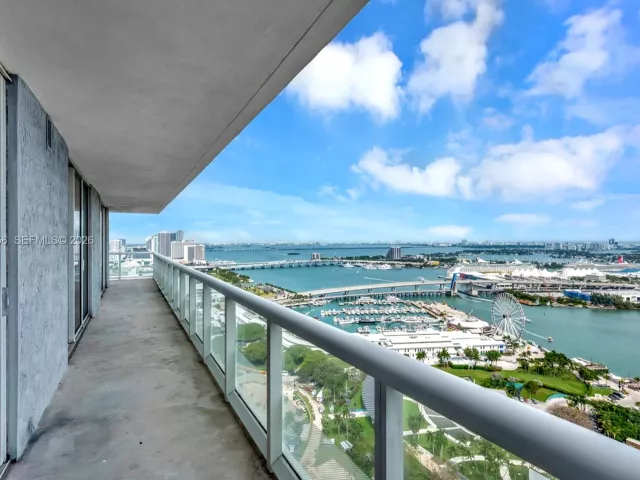 3-bedroom condo for rent in Miami - 50 Biscayne Blvd 3802 - MondialRealty