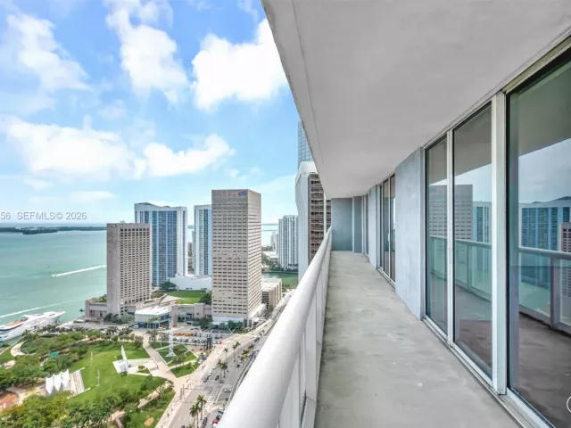 3-bedroom condo for rent in Miami - 50 Biscayne Blvd 3802 - MondialRealty