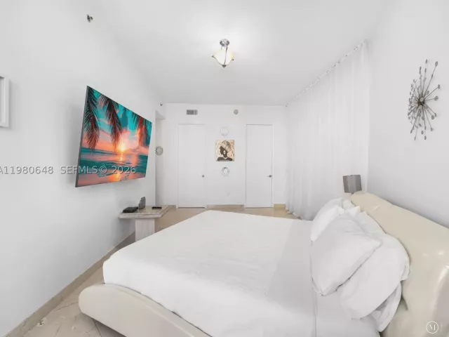 2-bedroom condo for rent in Sunny Isles Beach - 15901 Collins Ave 405 - MondialRealty