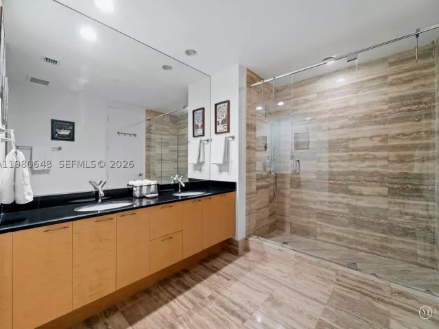 2-bedroom condo for rent in Sunny Isles Beach - 15901 Collins Ave 405 - MondialRealty