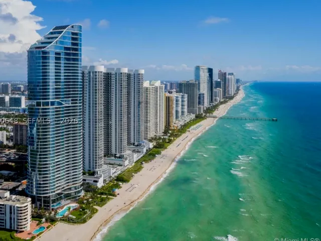 2-bedroom condo for rent in Sunny Isles Beach - 15901 Collins Ave 405 - MondialRealty