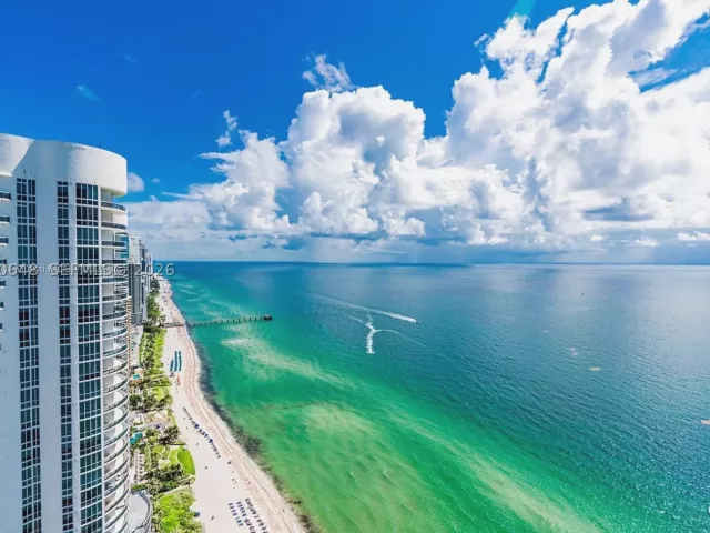 2-bedroom condo for rent in Sunny Isles Beach - 15901 Collins Ave 405 - MondialRealty
