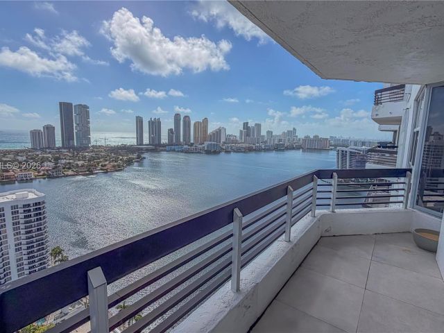 Apartment for sale  Unit #LPH13 - photo 7504003