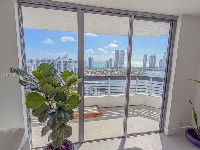 Apartment for sale  Unit #LPH13 - photo 7504017