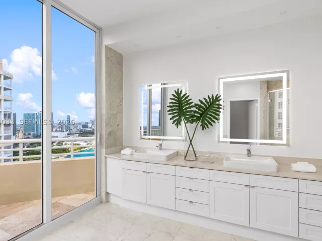 5-bedroom condo for rent in Miami - 808 Brickell Key Dr 3901 - MondialRealty