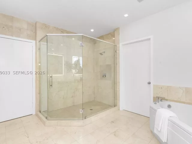 5-bedroom condo for rent in Miami - 808 Brickell Key Dr 3901 - MondialRealty