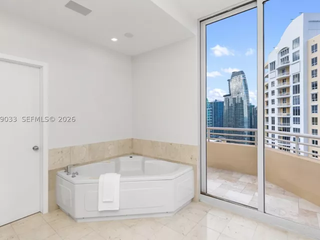 5-bedroom condo for rent in Miami - 808 Brickell Key Dr 3901 - MondialRealty