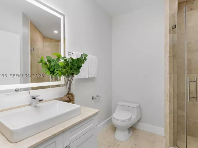5-bedroom condo for rent in Miami - 808 Brickell Key Dr 3901 - MondialRealty