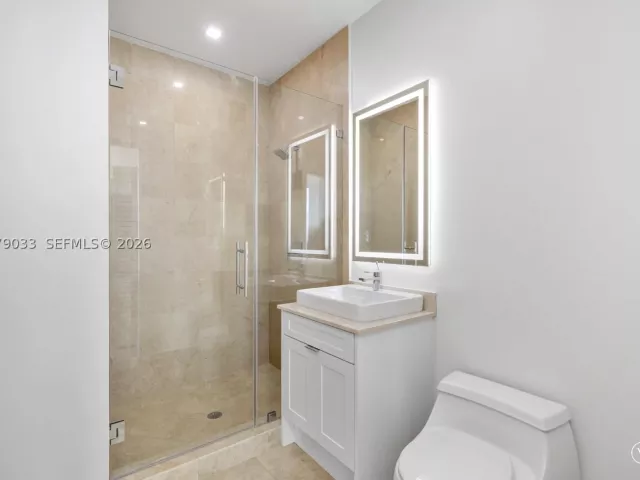 5-bedroom condo for rent in Miami - 808 Brickell Key Dr 3901 - MondialRealty