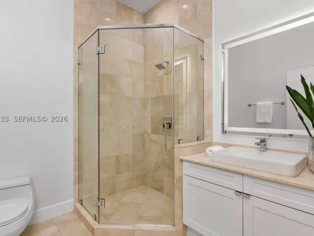 5-bedroom condo for rent in Miami - 808 Brickell Key Dr 3901 - MondialRealty