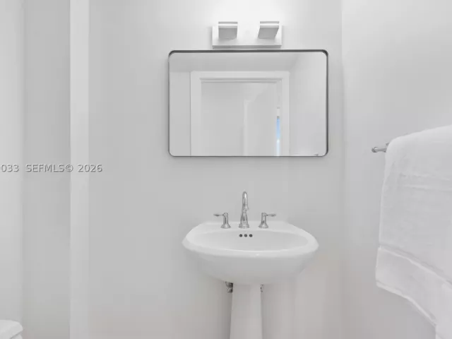5-bedroom condo for rent in Miami - 808 Brickell Key Dr 3901 - MondialRealty