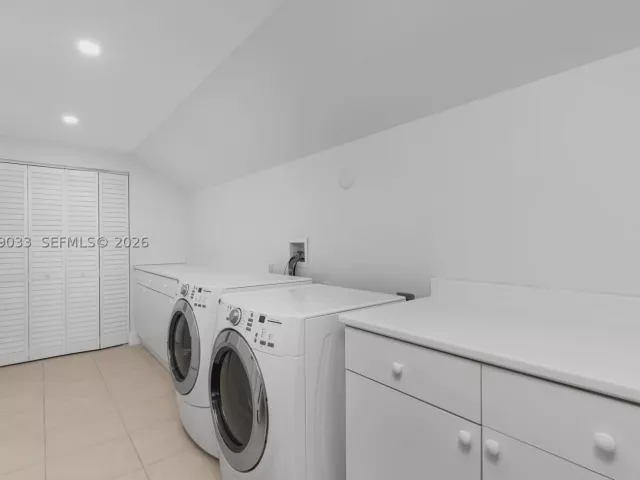 5-bedroom condo for rent in Miami - 808 Brickell Key Dr 3901 - MondialRealty