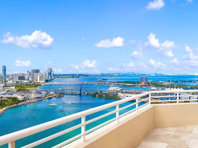 5-bedroom condo for rent in Miami - 808 Brickell Key Dr 3901 - MondialRealty