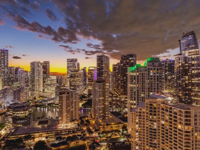 5-bedroom condo for rent in Miami - 808 Brickell Key Dr 3901 - MondialRealty