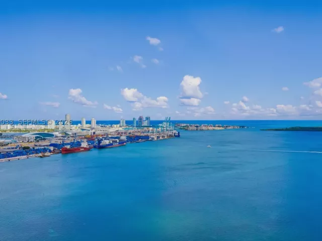 5-bedroom condo for rent in Miami - 808 Brickell Key Dr 3901 - MondialRealty