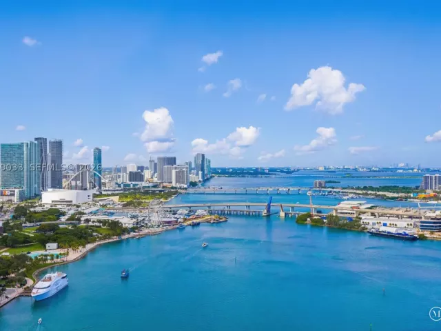 5-bedroom condo for rent in Miami - 808 Brickell Key Dr 3901 - MondialRealty