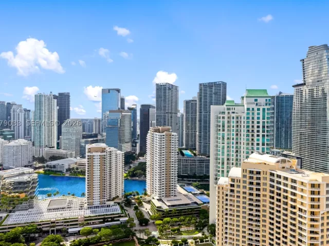 5-bedroom condo for rent in Miami - 808 Brickell Key Dr 3901 - MondialRealty