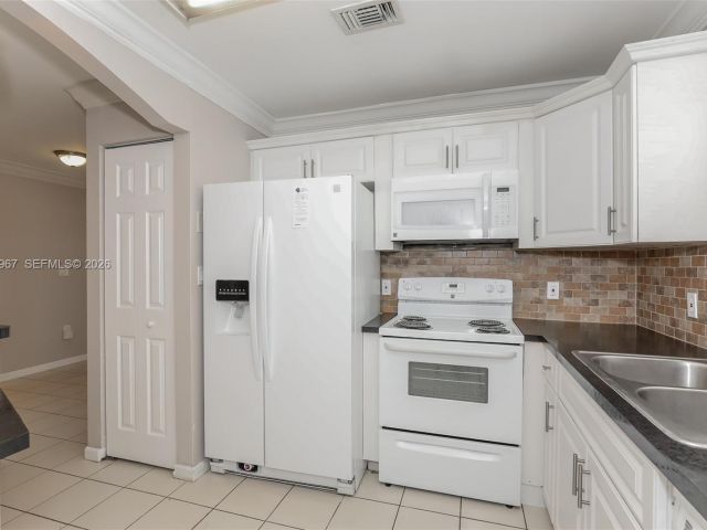 Home for rent at 809 SW 8th Ave - photo 7461931