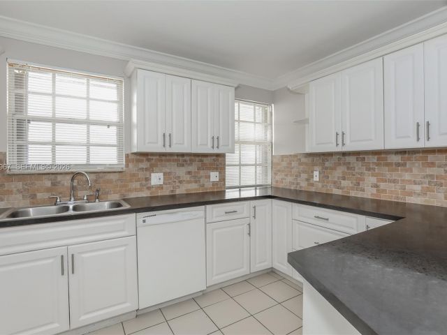 Home for rent at 809 SW 8th Ave - photo 7461932