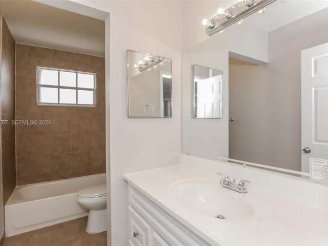 Home for rent at 809 SW 8th Ave - photo 7461938