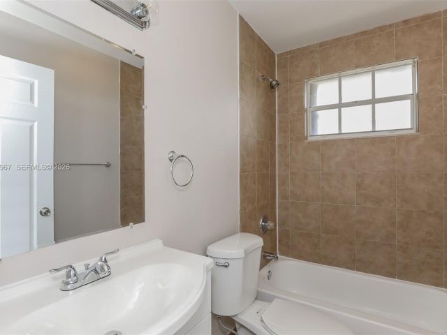 Home for rent at 809 SW 8th Ave - photo 7461939