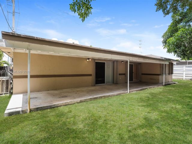 Home for rent at 809 SW 8th Ave - photo 7461940