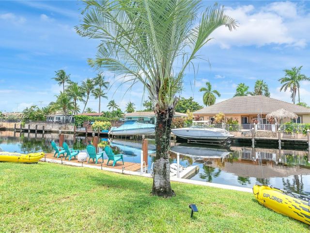 Home for sale at 151 SE 9th Ct - photo 7520575