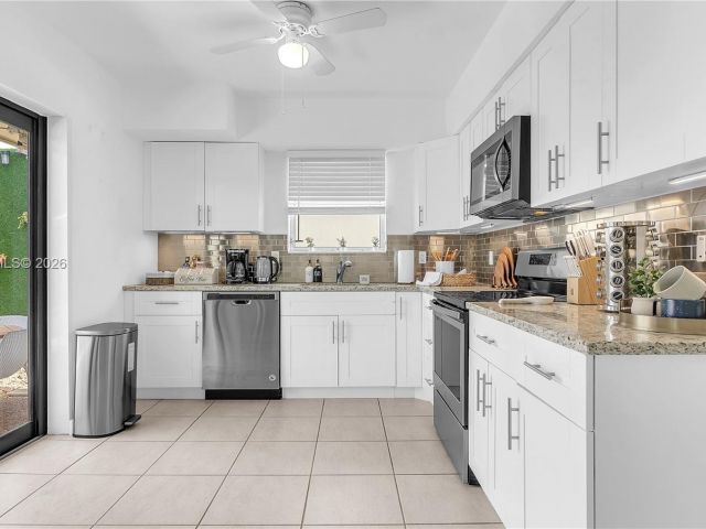 Home for rent at 151 SE 9th Ct - photo 7478112