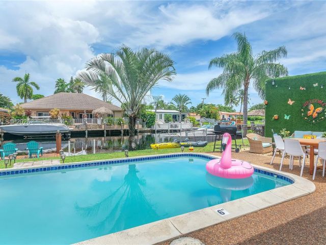 Home for rent at 151 SE 9th Ct - photo 7478113