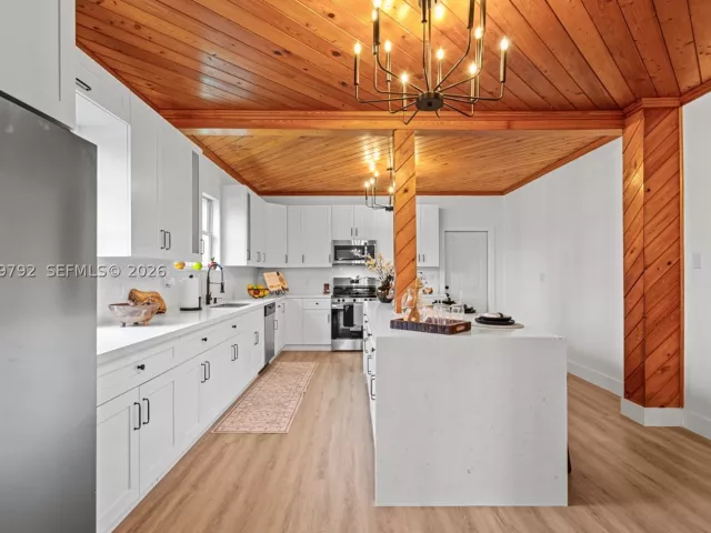6-bedroom home for sale in Homestead - 20255 SW 296th St - MondialRealty