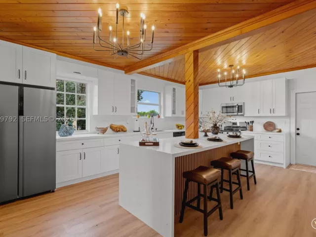 6-bedroom home for sale in Homestead - 20255 SW 296th St - MondialRealty