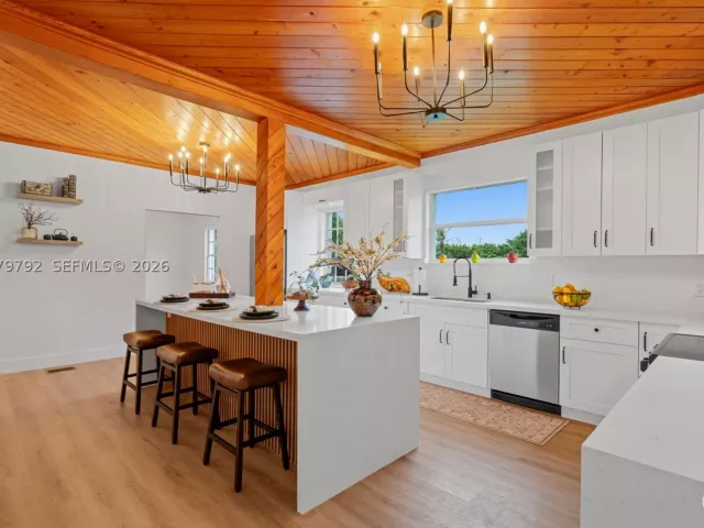 6-bedroom home for sale in Homestead - 20255 SW 296th St - MondialRealty