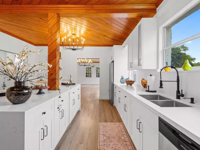 6-bedroom home for sale in Homestead - 20255 SW 296th St - MondialRealty