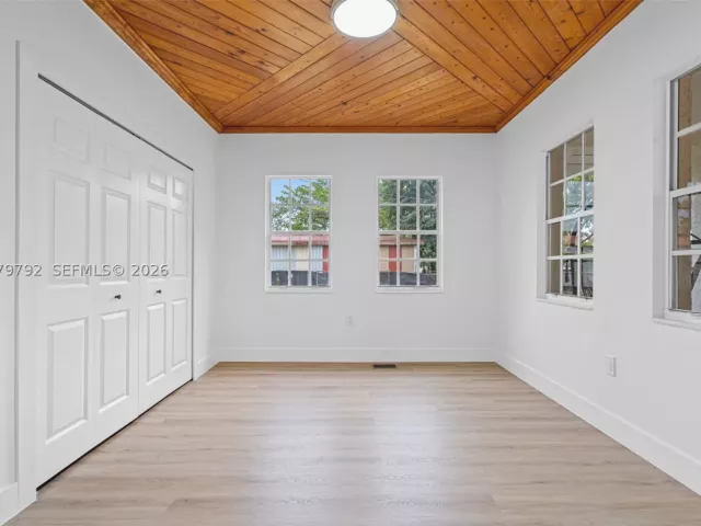 6-bedroom home for sale in Homestead - 20255 SW 296th St - MondialRealty