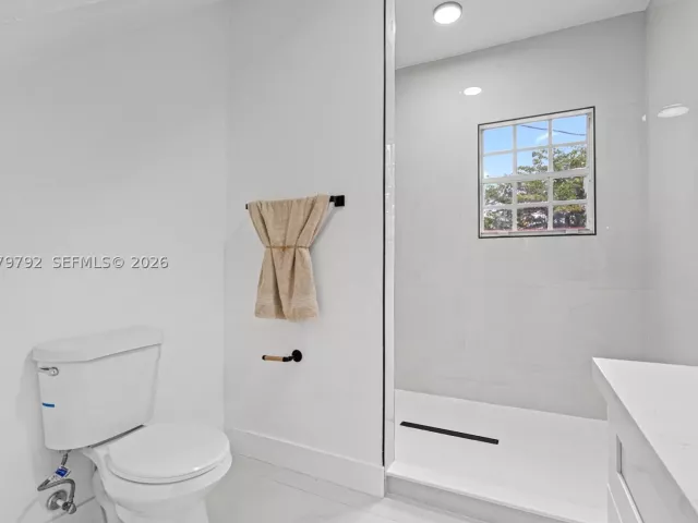 6-bedroom home for sale in Homestead - 20255 SW 296th St - MondialRealty