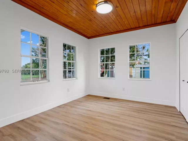 6-bedroom home for sale in Homestead - 20255 SW 296th St - MondialRealty