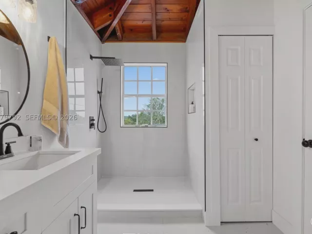 6-bedroom home for sale in Homestead - 20255 SW 296th St - MondialRealty